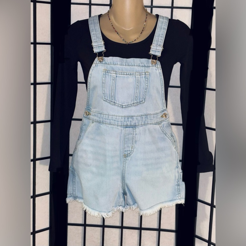 ART CLASS |  GIRLS LIGHT WASH |  DENIM Cut-Off Short Bib OVERALLS. SZ.MED |